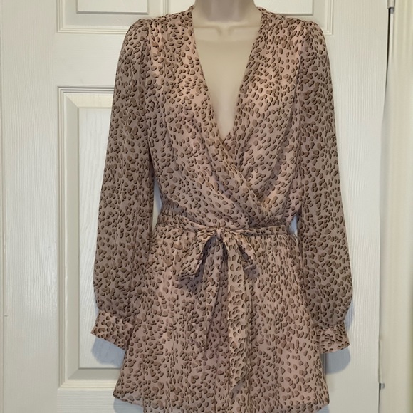 Express Leopard Puff Sleeve Wrap Front Romper - Picture 2 of 7